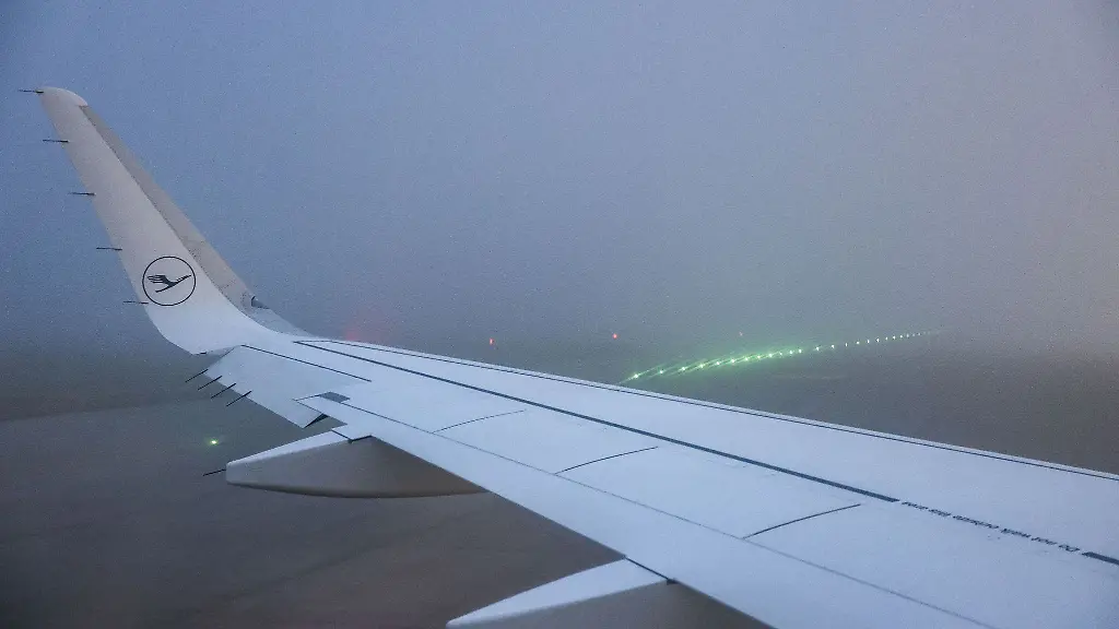 Eine-Maschine-der-Lufthansa-rollt-am-nebligen-Morgen-auf-dem-Flughafen-Leipzig-Halle-zum-Start