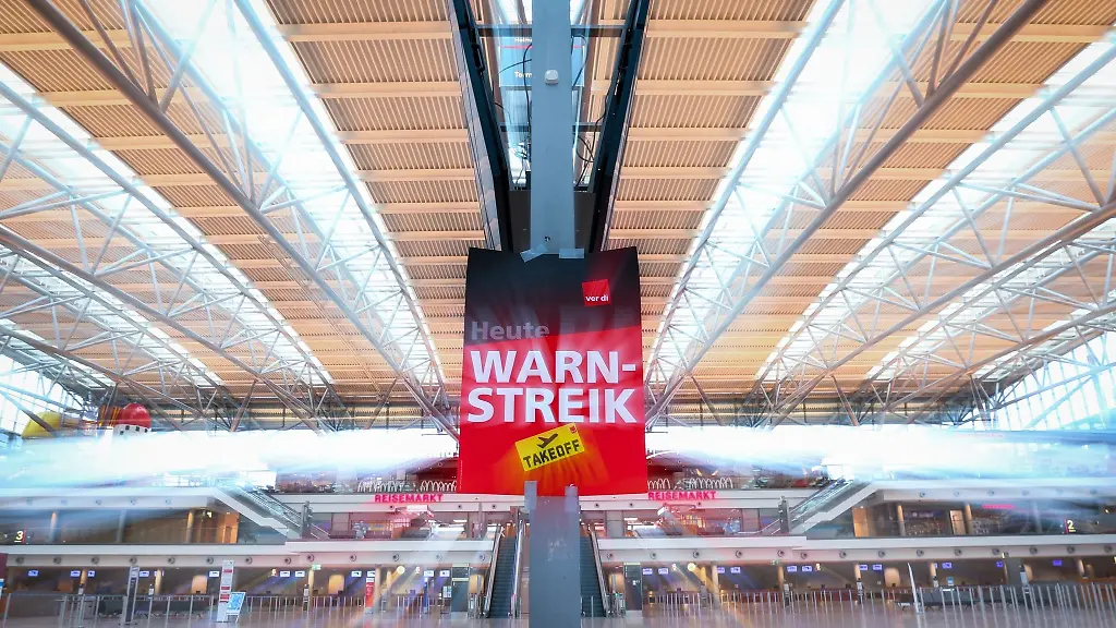 Ein-Schild-mit-Warnstreik-haengt-im-Terminal-1-im-Flughafen-Hamburg