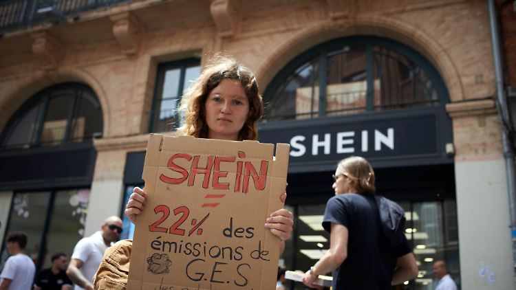 Die Gruppe Extinction Rebellion protestierte im Mai 2022 vor einem Pop-Up-Geschäft von Shein in Toulouse.