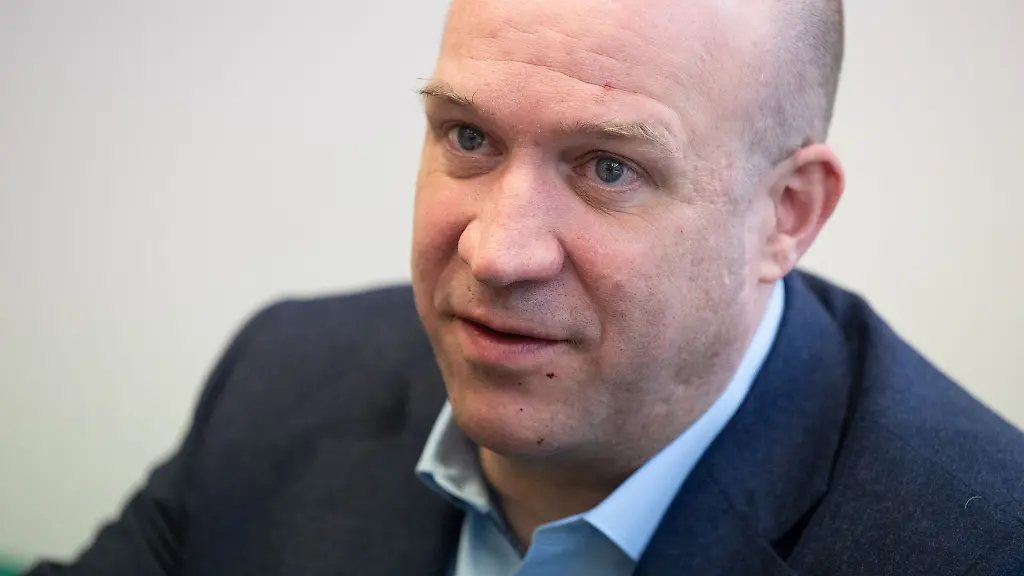 Der-hessische-Landwirtschaftsminister-Ingmar-Jung-CDU-fotografiert-bei-einem-Interview-mit-der-Deutschen-Presse-Agentur