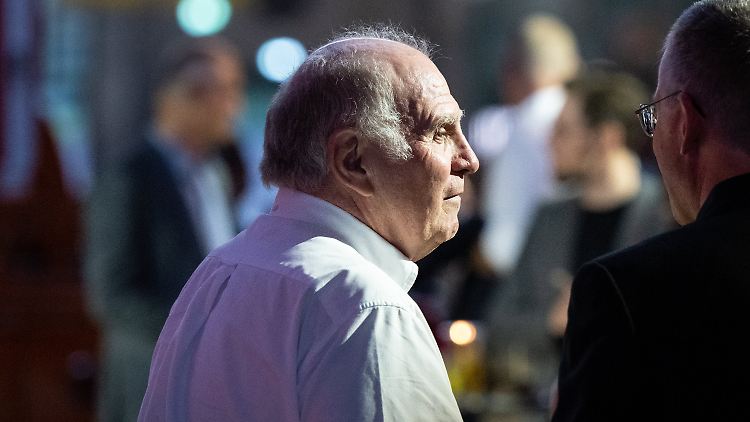 Uli Hoeneß steht mal wieder im Mittelpunkt beim FC Bayern.