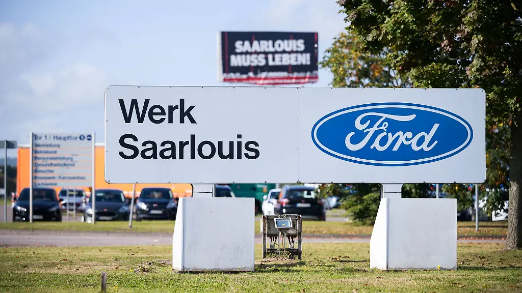 Schilder-auf-dem-Aussengelaende-des-Ford-Werkes-in-Saarlouis