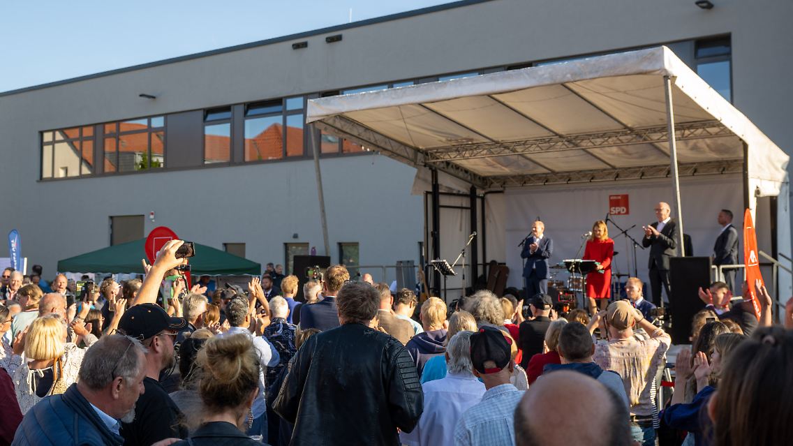Neben "Hau ab"-Rufen gibt es bei der Veranstaltung auch Applaus für Scholz.