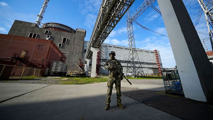Ein russischer Soldat bewacht einen Bereich des Kernkraftwerks Saporischschja.