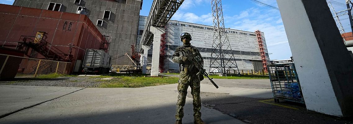 Ein russischer Soldat bewacht einen Bereich des Kernkraftwerks Saporischschja.