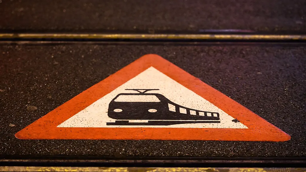 Ein-Strassenbahn-Warnhinweis-an-einer-Haltestelle-am-Frankfurter-Hauptbahnhof