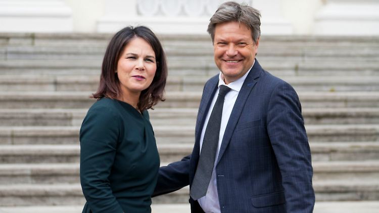 "Bei Gegenwind, erst recht bei fiesem, ist es wichtig, dass man zusammensteht", sagt Baerbock.