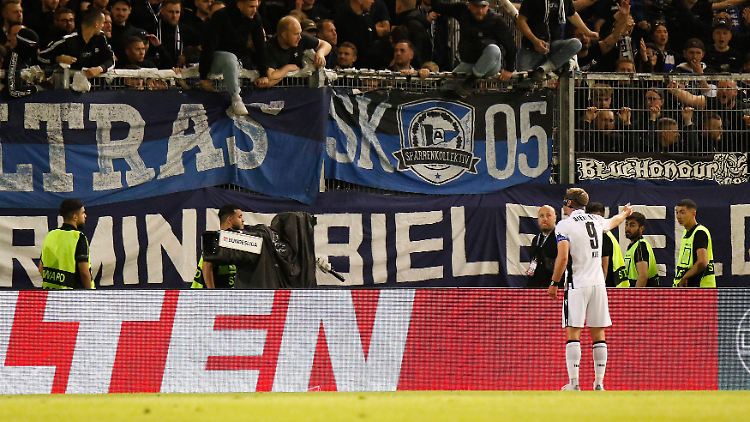 Fabian Klos redete immer wieder auf die aufgebrachten Fans ein.