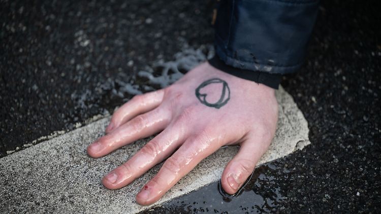 Die Letzte Generation will in Zukunft wohl keine Straßenblockaden mit Klebeaktionen mehr durchführen. 