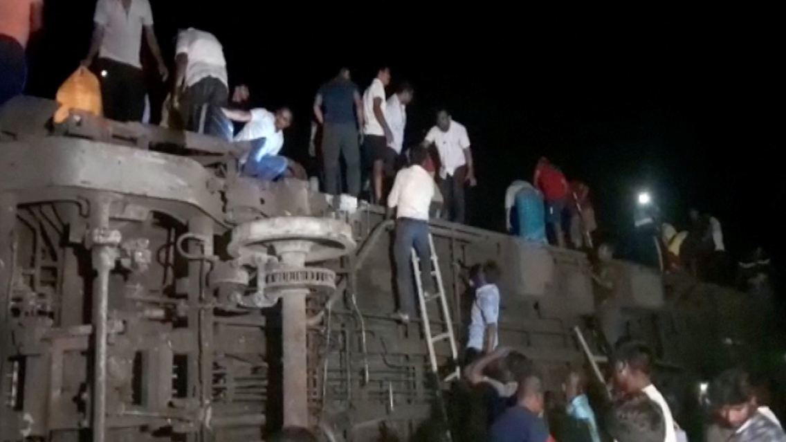 Da noch weitere Tote unter den umgestürzten Waggons vermutet wurden und die Rettungskräfte während der Nacht unter erschwerten Bedingungen zu arbeiten hatten, sind weiter steigende Opferzahlen zu befürchten.