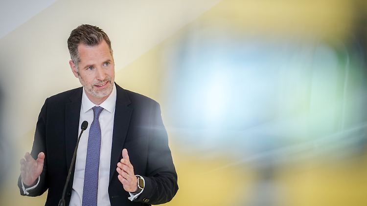 Konkret müssten "die rechtlichen Hürden dafür ausgeräumt werden, auch neue Gas- oder Ölheizungen einzubauen, die auf Wasserstoff oder synthetische Kraftstoffe umgestellt werden können", sagte Dürr.