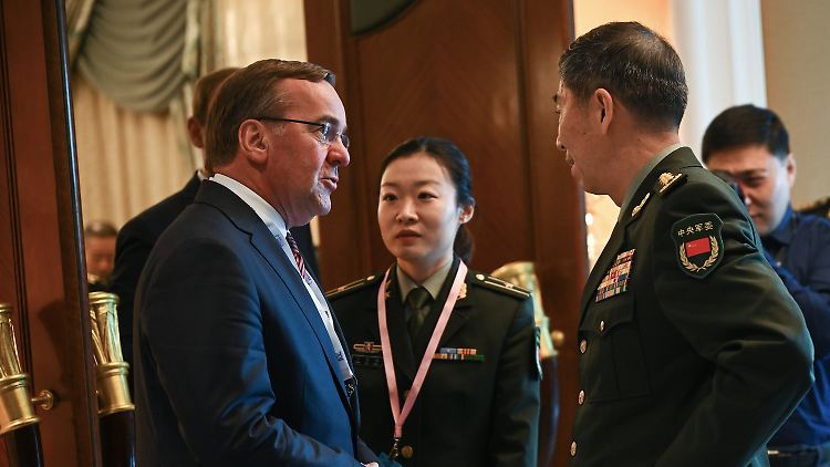 Boris Pistorius mit seinem chinesischen Amtskollegen Li Shangfu.