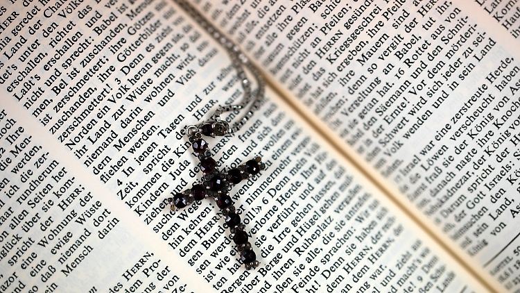 Obwohl das mit der Durchsicht der Bibel beauftragte Komitee zu dem Schluss gekommen ist, dass das Buch nicht gegen das Gesetz verstoße, dürfen jüngere Schüler es nicht lesen.