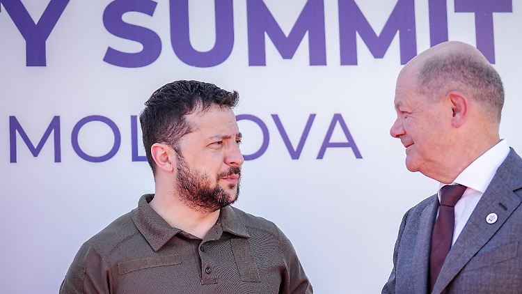 In dieser Woche traf sich der ukrainische Präsident Selenskyj (l.) mit vielen Staats- und Regierungschefs in Moldau, hier mit Bundeskanzler Scholz.