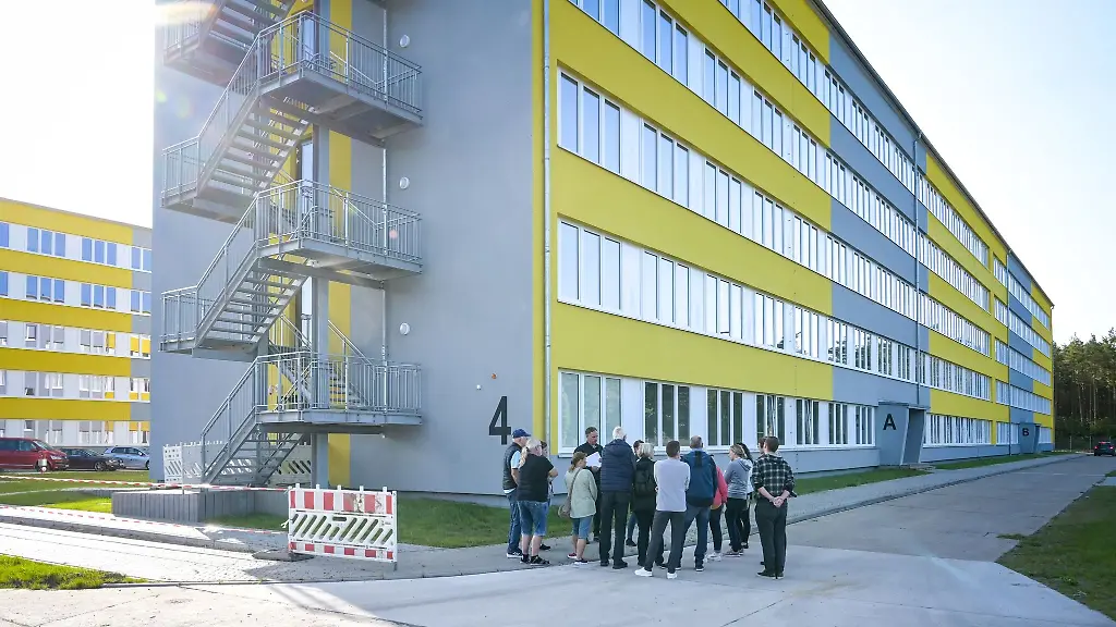 Eine-Fuehrung-von-interessierten-Buergern-ueber-das-Gelaende-der-Landesaufnahmeeinrichtung-fuer-Gefluechtete-in-Stendal