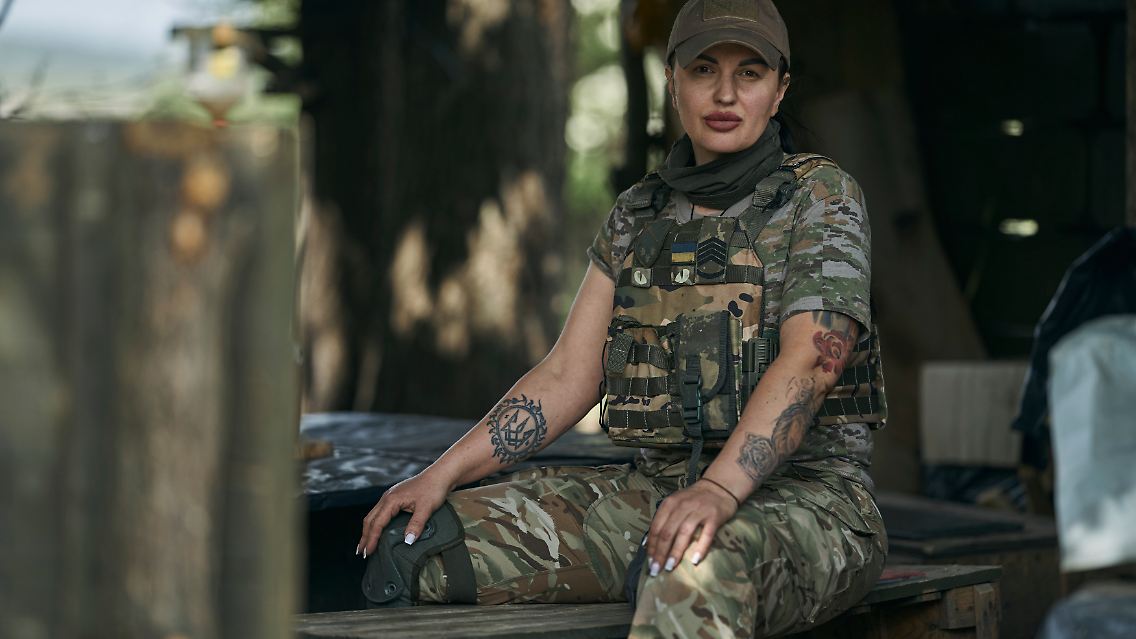 Ukrainische Kämpferin pausiert in der Nähe von Bachmut.