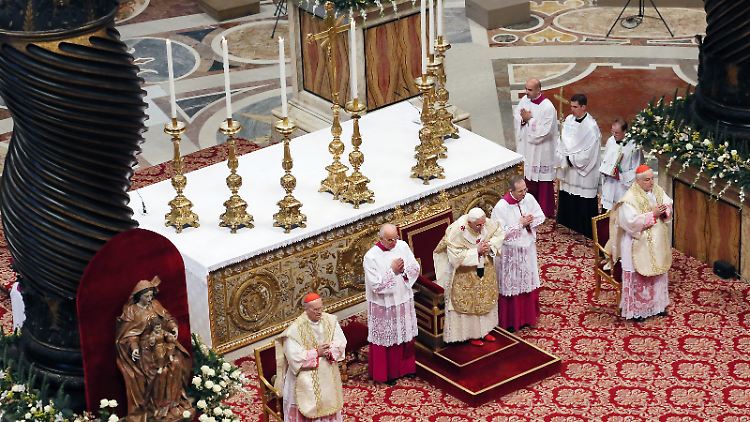 Ein Mann kletterte nackt auf diesen Altar im Herzen des Petersdoms. 