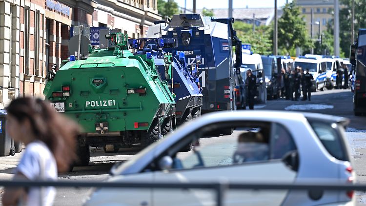 Gerüstet: Die Polizei hat sich nach eigenen Angaben zum Ziel gesetzt, "einem möglichen unfriedlichen Versammlungs- und Einsatzgeschehen begegnen zu können". 