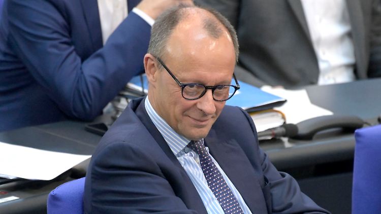 Friedrich Merz unterstellt der Ampel-Koalition, speziell den Grünen, verantwortlich für den aktuellen Aufschwung der AfD zu sein.