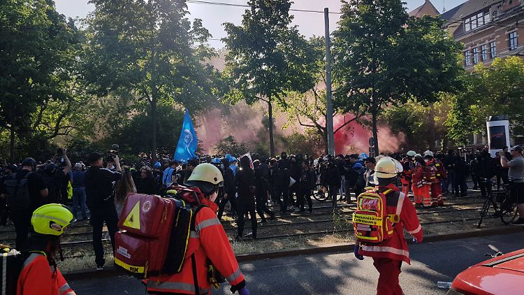 Rund 1500 Teilnehmer hatten sich laut Polizeiangaben am Nachmittag am Alexis-Schumann-Platz zu einer Demonstration versammelt. Angemeldet waren 100 Demonstranten.