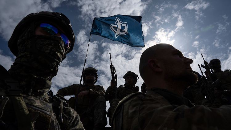 Im "Russischen Freiwilligenkorps" kämpfen ultrarechte Russen gegen Putins Truppen.  