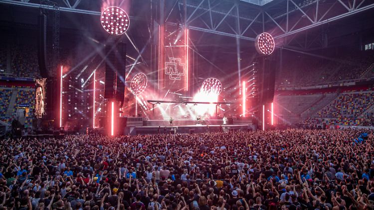 Gewalt nur in den Texten und als Teil der Bühnenshow? Der Band Rammstein ist laut Statement wichtig, dass sich die Fans "wohl und sicher" fühlen - "vor und hinter der Bühne".