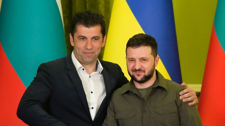 Der bulgarischen Ex-Premier Kiril Petkow (l.) - hier mit dem ukrainischen Präsidenten Wolodymyr Selenskyj - steht zu seinem Wort vom April vergangenen Jahres, die Ukraine weiter zu unterstützen. 