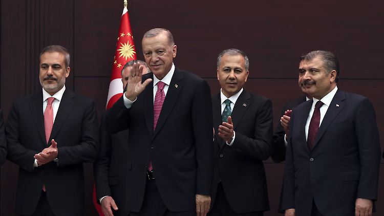 Erdogan stellt sein neues Kabinett vor.