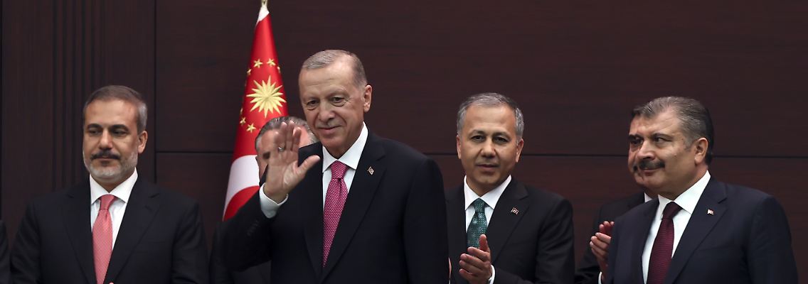 Erdogan stellt sein neues Kabinett vor.