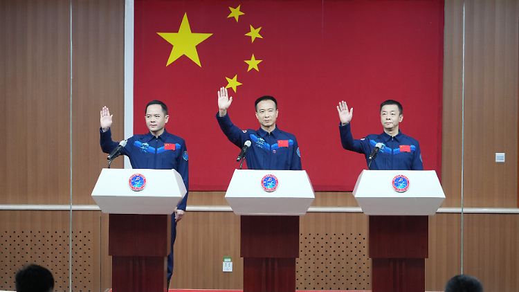 Die Astronauten Fei Junlong (M), Deng Qingming (r) und Zhang Lu (v. l. n. r.) kurz vor ihrem Flug Richtung Raumstation "Tiangong". Mittlerweile sind sie wohlbehalten zurück.