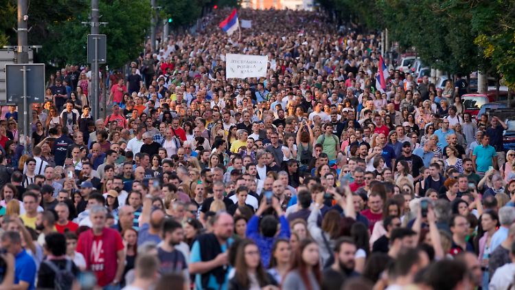 Zehntausende protestieren in Belgrad.