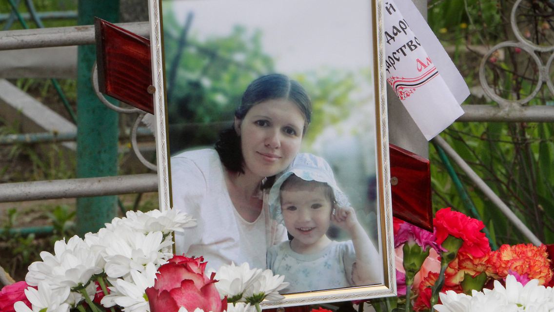 Das zweijährige Kind und seine 31-jährige Mutter starben durch einen russischen Luftangriff Ende April.