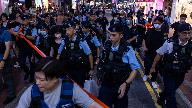 Polizeibeamte nehmen am Vorabend des 34. Jahrestages des Massakers auf dem Platz des Himmlischen Friedens einen Bürger im Stadtteil Causeway Bay mit.