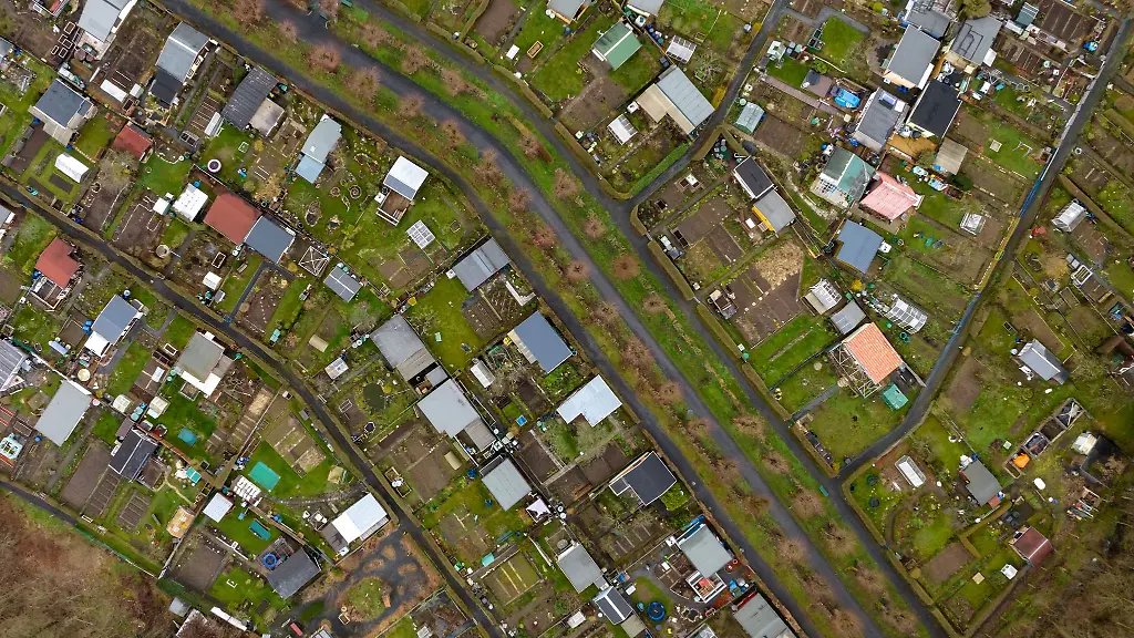 Aus-der-Perspektive-einer-Fotodrohne-sind-die-Parzellen-einer-Kleingartenanlage-gut-zu-sehen