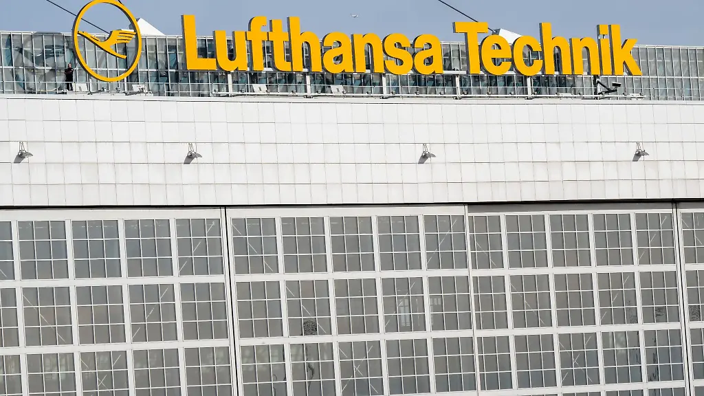 Der-Schriftzug-Lufthansa-Technik-steht-auf-dem-Dach-einer-Wartungshalle