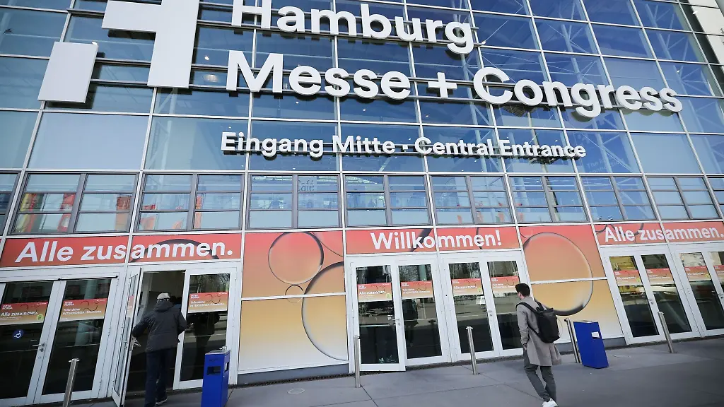 Menschen-gehen-zum-Eingang-der-Gastronomie-Leitmesse-Internorga-in-den-Messehallen