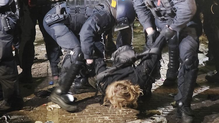 Ein Demonstrant wird in Leipzig von der Polizei in Gewahrsam genommen. 