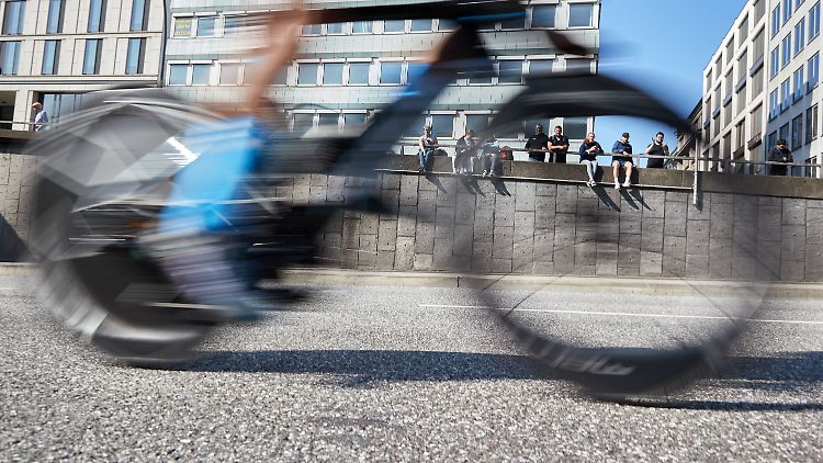 Beim Ironman in Hamburg kam es zu einem tödliche Unfall.