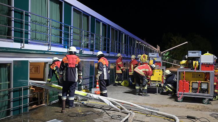 Einsatzkräfte pumpten in der Nacht Wasser aus der "Amadeus Elegant" und bewahrten das Schiff somit vorm Sinken.