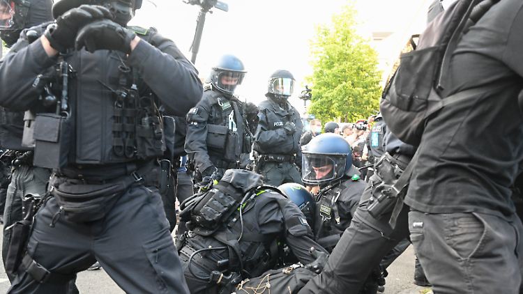 Nach Angaben der Linksfraktion und eines SPD-Innenpolitikers ging die Polizei bei der Demo mit unnötiger Härte vor.