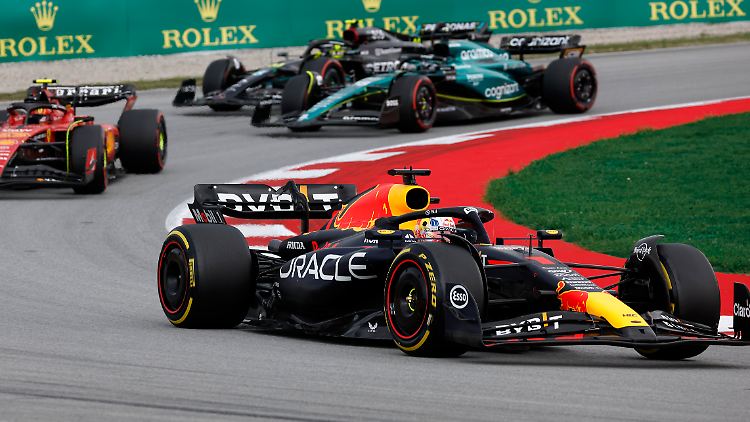 Max Verstappen fährt und alle anderen fahren hinterher.