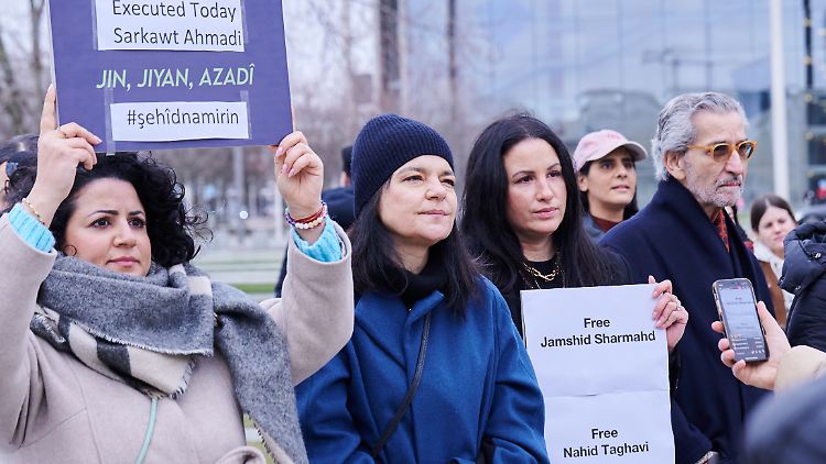 Im März forderten Angehörige und Unterstützer von Nahid Taghavi vor dem Bundeskanzleramt mehr Einsatz der deutschen Politik für die inhaftierte Deutsch-Iranerin. 