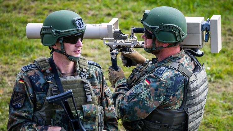 Soldaten der Flugabwehrraketengruppe 21 der Bundeswehr üben bei der Entfaltung des deutschen Abwehrsystems Patriot den Einsatz eines Störsenders zum Ausschalten von Flugdrohnen.