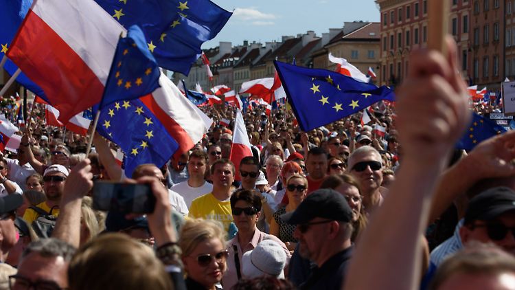 Der 4. Juni ist in Polen ein symbolisches Datum: 1989 fanden an diesem Tag die ersten teilweise freien Wahlen statt. Sie wurden ein Triumph der Demokratiebewegung.