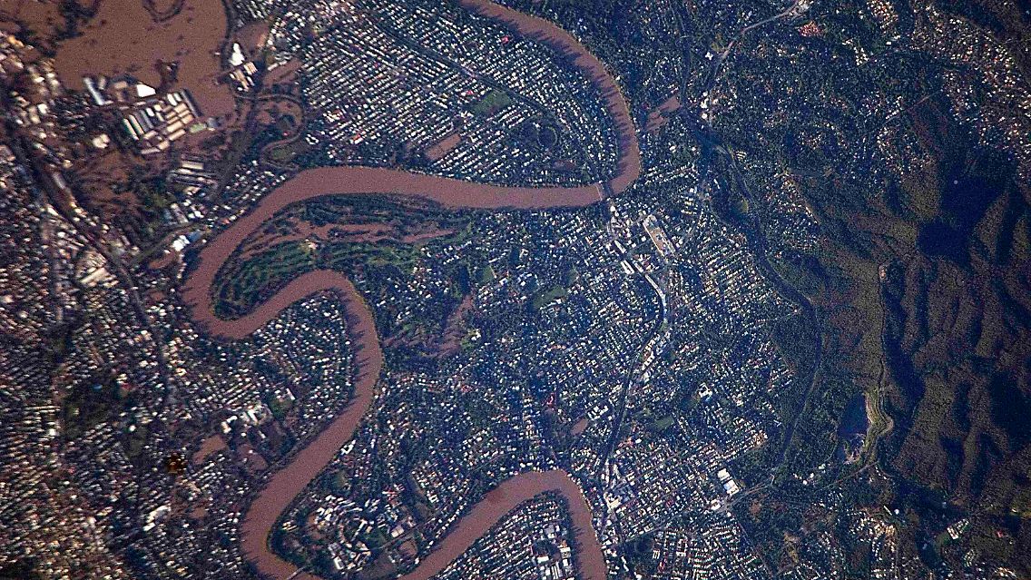Der Fluss Brisbane ist stark angeschwollen. (Aufnahme der ISS vom 13. Januar 2011)