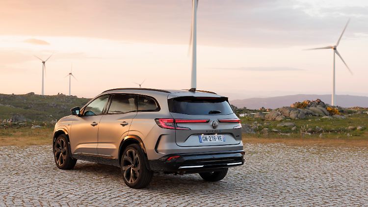 "Dolomit-Grau" satiniert gefällig? Warum nicht, wenn es gefällt. Wirklich sportlich ist der Renault Espace nicht, dennoch wirkt er ganz cool mit dieser speziellen Lackierung.