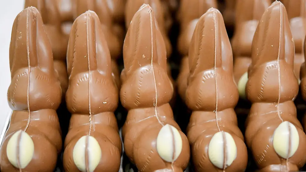Osterhasen-aus-Schokolade-stehen-in-einer-Confiserie