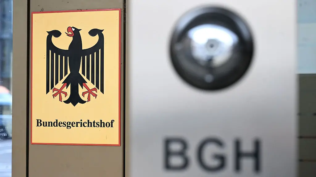 Vor-dem-BGH-ist-ein-Schild-mit-dem-Bundesadler-und-dem-Schriftzug-Bundesgerichtshof-angebracht