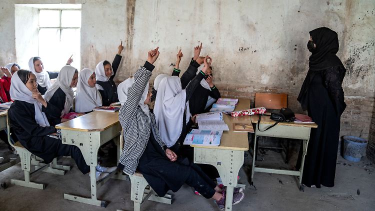 Seit der Machtübernahme der Taliban 2021 dürfen die meisten Afghaninnen nur noch im Grundschulalter zur Schule gehen.