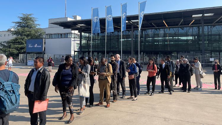 Delegierte der UN-Klimakonferenz beraten sich in Bonn  für die kommende Weltklimakonferenz im November.